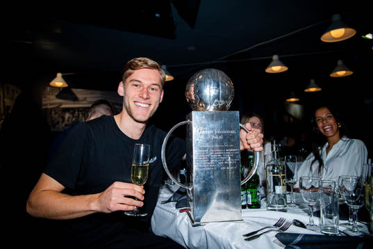 Malmö FFs Felix Beijmo jublar med pokalen
