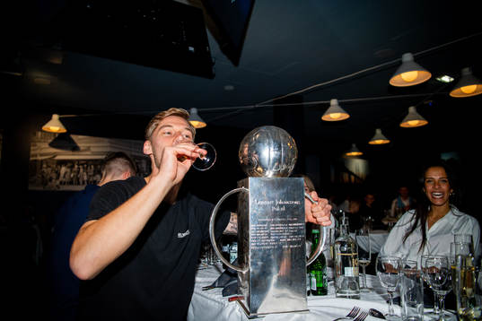 Malmö FFs Felix Beijmo jublar med pokalen