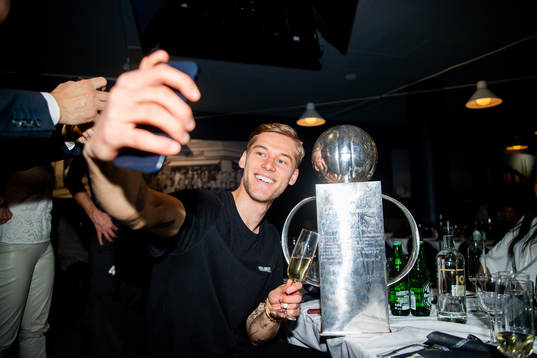 Malmö FFs Felix Beijmo jublar med pokalen