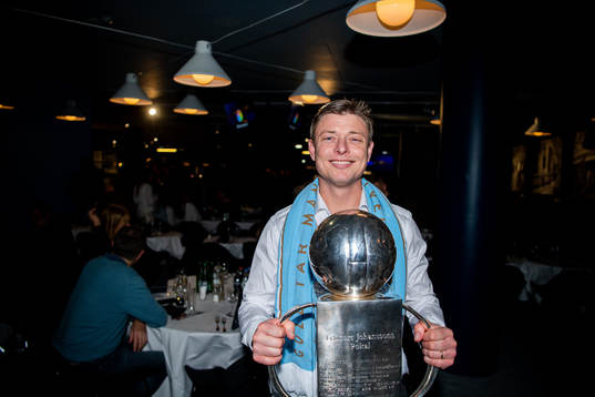 Malmö FFs tränare Jon Dahl Tomasson jublar med pokalen