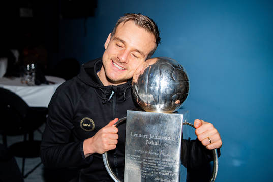 Malmö FFs Eric LarssonÇ jublar med pokalen