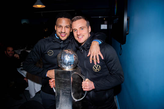 Malmö FFs Martin Olsson och Eric Larsson jublar med pokalen