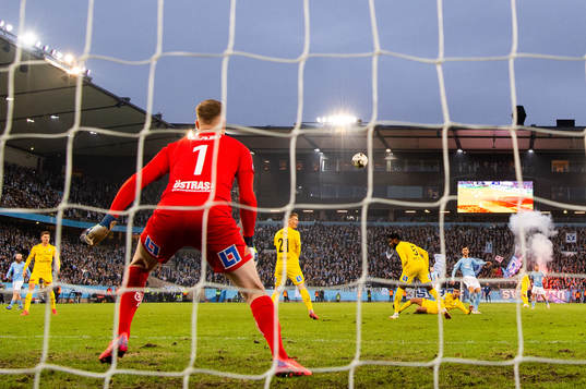 Malmö FFs Adi Nalic med ett skott mot Halmstads målvakt