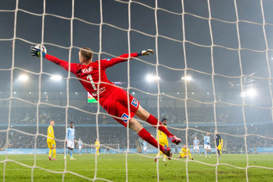 Halmstads målvakt Malkolm Nilsson Säfqvist med en