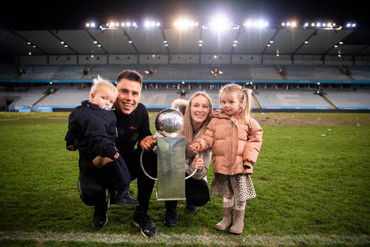 Malmö FFs Jonas Knudsen med familj