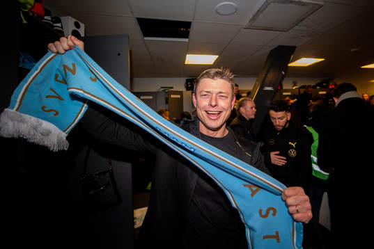 Malmö FFs tränare Jon Dahl Tomasson jublar i