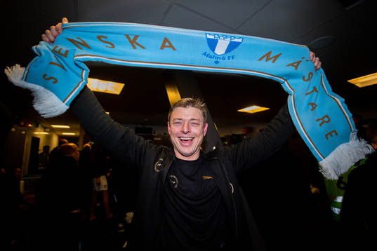Malmö FFs tränare Jon Dahl Tomasson jublar