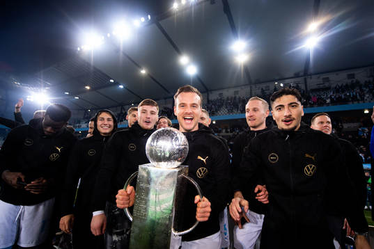 Malmö FFs Eric Larsson jublar med Lennart Johanssons pokal
