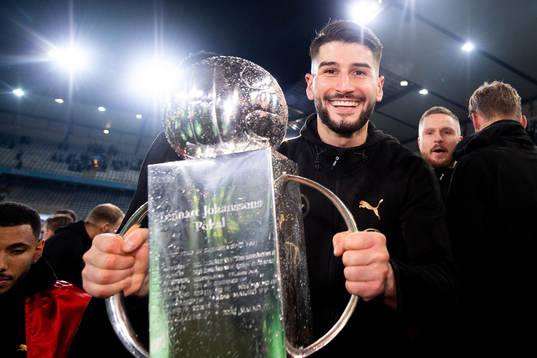Malmö FFs Antonio Colak jublar med Lennart Johanssons pokal