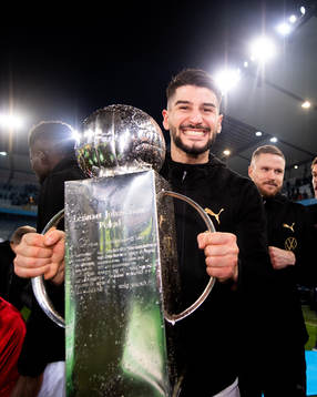Malmö FFs Antonio Colak jublar med Lennart Johanssons pokal