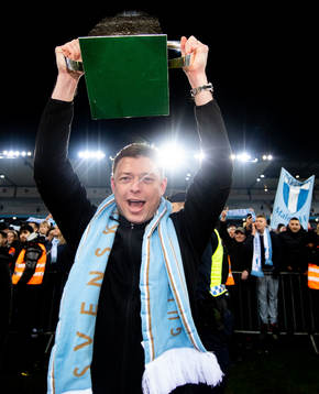 Malmö FFs tränare Jon Dahl Tomasson jublar med Lennart