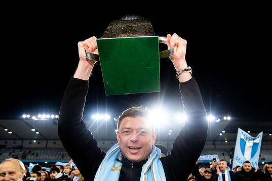 Malmö FFs tränare Jon Dahl Tomasson jublar med Lennart