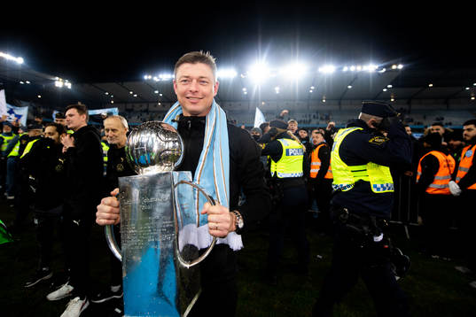 Malmö FFs tränare Jon Dahl Tomasson jublar med Lennart