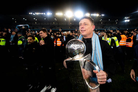 Malmö FFs tränare Jon Dahl Tomasson jublar med Lennart