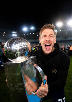 Malmö FFs målvakt Johan Dahlin jublar med Lennart