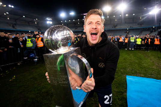 Malmö FFs målvakt Johan Dahlin jublar med Lennart
