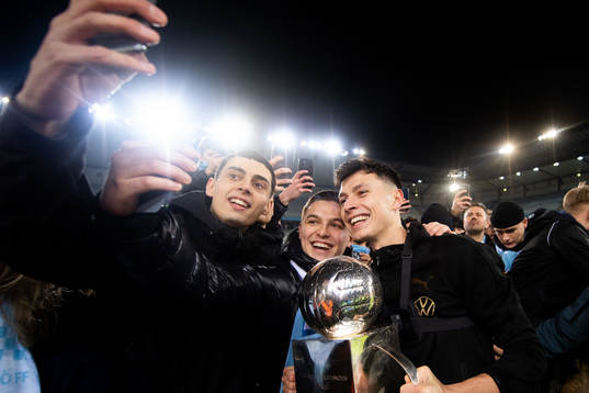Malmö FFs Anel Ahmedhodzic jublar med Lennart Johanssons