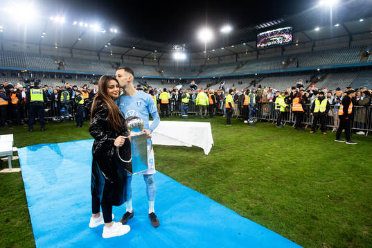 Malmö FFs Veljko Birmancevic med sin flickvän och Lennart