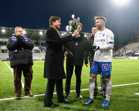 IFK Norrköpings Christoffer Nyman får pris av