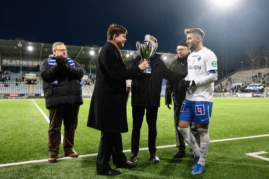 IFK Norrköpings Christoffer Nyman får pris av