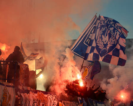 IFK Göteborgs supporters med bengaler