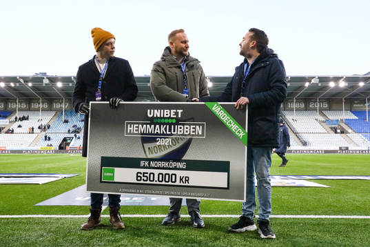 IFK Norrköpings ordförande tar emot check från Unibet