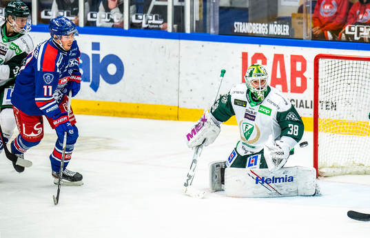 Oskarshamns Joakim Thelin och Färjestads målvakt Dominik