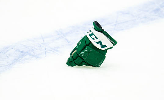 En hockeyhandske på isen