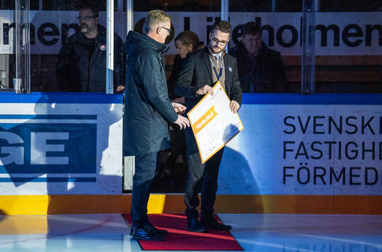 Anders Svensson från Kalmar HC tar emot en check från