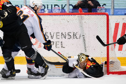 Brynäs målvakt Veini Vehviläinen räddar ett skott