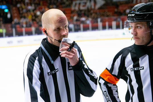 Domare Johannes Käck skadar sig