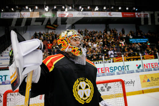 Brynäs målvakt Veini Vehviläinen jublar