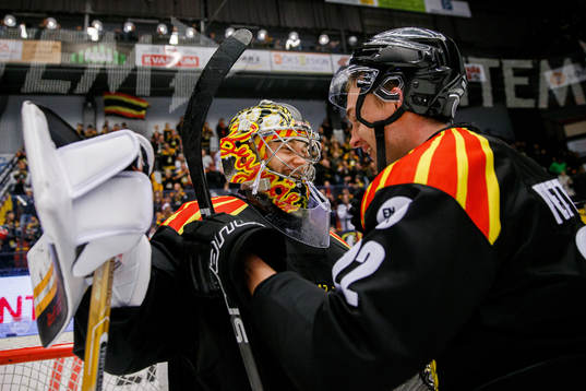 Brynäs målvakt Veini Vehviläinen och Adam Pettersson