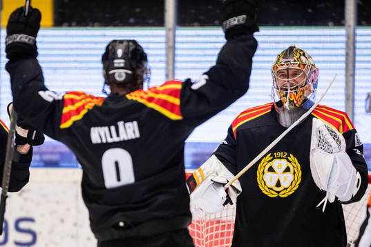 Brynäs målvakt Veini Vehviläinen jublar