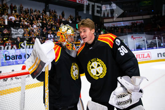 Brynäs målvakt Veini Vehviläinen och målvakt Samuel