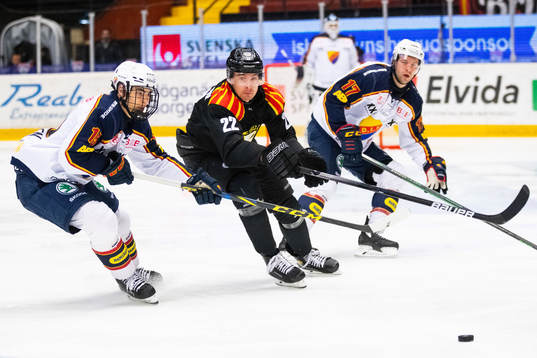 Djurgårdens Liam Öhgren och Brynäs Adam Pettersson