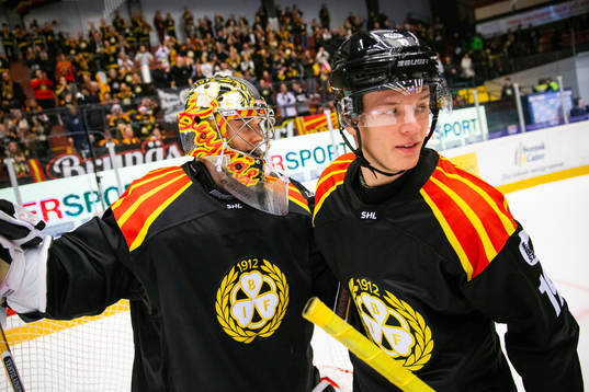 Brynäs målvakt Veini Vehviläinen och Joel Holmli jublar