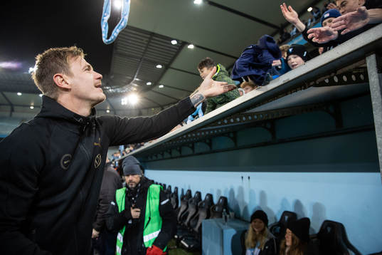 Malmö FFs målvakt Johan Dahlin  jublar med supportrar
