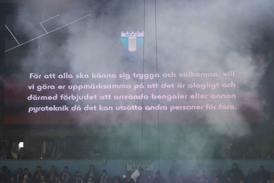 Skylt som uppmanar publiken att inte tända bengaler eller