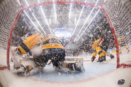 Leksands Justin Kloos 2-2 bakom Luleås målvakt Joel