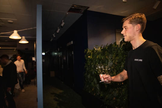 Malmö FFs Felix Beijmo serverar vin på Malmös guldmiddag