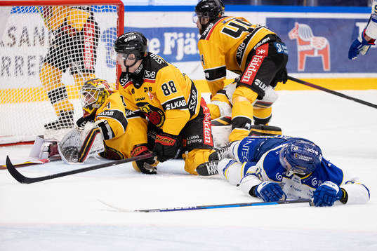 Leksands Max Veronneau och Luleås Joonas Rask framför