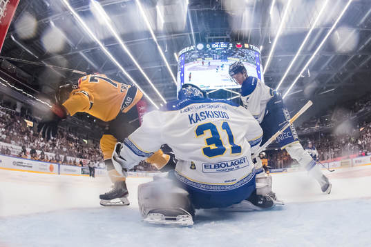 Luleås Linus Fröberg och Leksands målvakt Kasimir