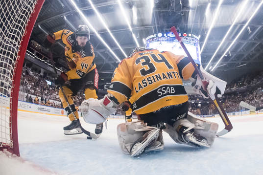Luleås Jonathan Andersson och Luleås målvakt Joel