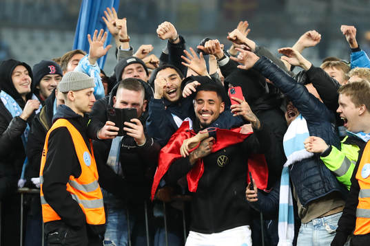 Malmö FFs Sergio Pena jublar med supportrar