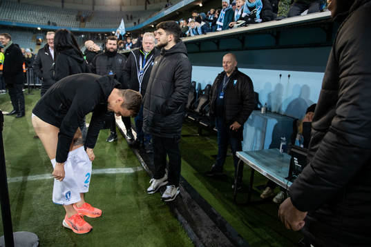 Malmö FFs Eric Larsson tar av sig byxorna för att ge till