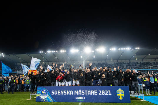 Malmö FFs spelare jublar och lyfter pokalen