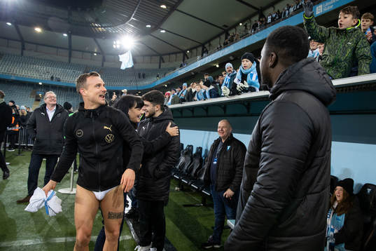 Malmö FFs Eric Larsson tar av sig byxorna för att ge till