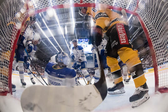 Luleås Linus Omark och Leksands målvakt Kasimir Kaskisuo