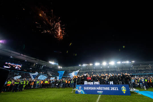 Malmö FFs spelare jublar och lyfter pokalen